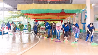 Công an huyện Hương Sơn tập trung giúp dân khắc phục hậu quả mưa lũ