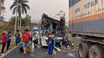 Tự tông vào đuôi container, tài xế tử vong, nhiều hành khách bị thương