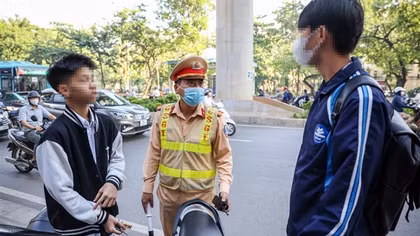 "Bố mẹ đi xe không đội mũ bảo hiểm" nên em không nắm được quy định này