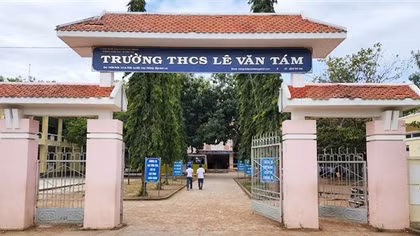 Hiệu trưởng không đến trường, giáo viên huyện biên giới... chờ lương