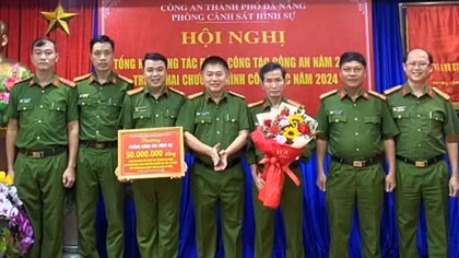 Khen thưởng vụ triệt phá đường dây cho vay lãi nặng gần 9.000 tỷ đồng