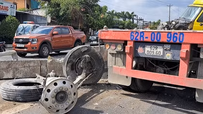Xe đầu kéo cày nát 30 mét dải phân cách