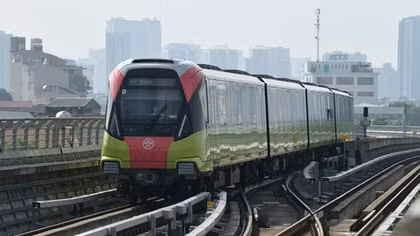 Người dân trải nghiệm tàu điện Nhổn-Ga Hà Nội trong ngày đầu vận hành