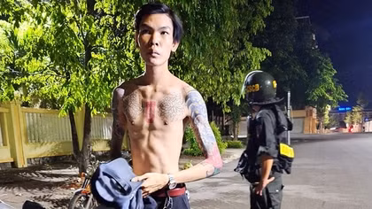 Tuần tra lúc nửa đêm, bắt quả tang nam thanh niên "lận lưng" súng ngắn