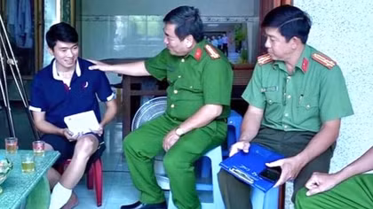 Thăm hỏi cán bộ CSCĐ bị thương trong lúc làm nhiệm vụ