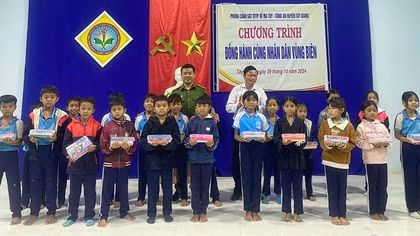Ấm áp chương trình “Đồng hành cùng nhân dân vùng biên” tại Quảng Nam