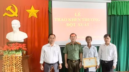 Khen thưởng người dân mưu trí truy bắt kẻ cướp trong đêm