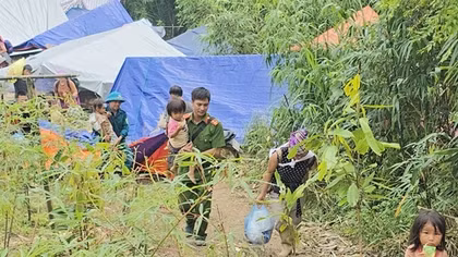 Đưa 115 người dân thôn Kho Vàng xuống núi an toàn