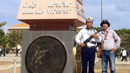 Xung quanh hai vụ đạo thơ “Tổ quốc nhìn từ biển”