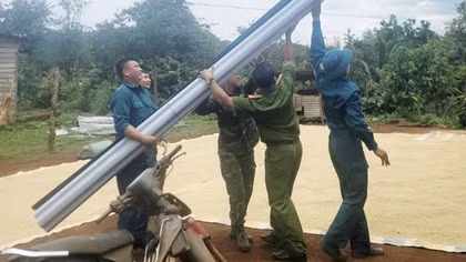 Công an huyện Đắk Mil hỗ trợ nhân dân khắc phục hậu quả sau dông lốc