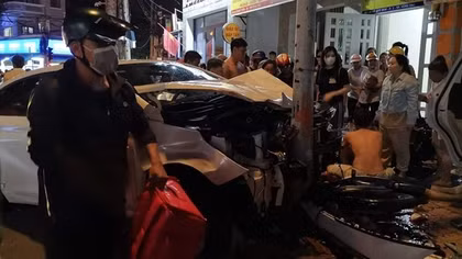 Nữ tài xế say xỉn lái ô tô tông hàng loạt xe máy, 6 người thương vong