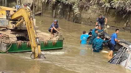 Lật ghe gỗ, 23 tấn gạo chìm dưới lòng sông