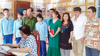 Nâng đỡ những bước chân trượt ngã