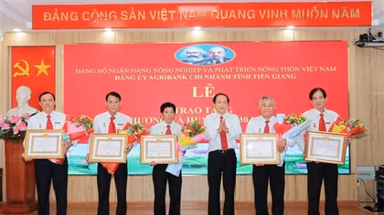 Trao tặng Huy hiệu 30 năm tuổi Đảng cho 5 đảng viên thuộc Đảng bộ Agribank Tiền Giang