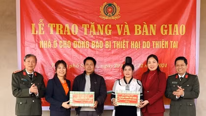 Bộ Công an trao nhà cho đồng bào bị thiệt hại bởi thiên tai tại tỉnh Sơn La
