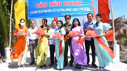 Công an Trà Vinh thăm, tặng quà Tết Công an xã đảo và bàn giao cầu giao thông nông thôn