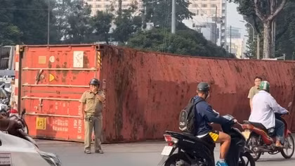 Xe đầu kéo lật ngay vòng xoay trung tâm thành phố, giao thông ùn ứ