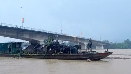 Hai tàu Trung Quốc trôi dạt về Yên Bái, tỉnh lo hỏng cầu bắc qua sông