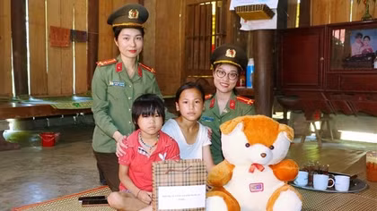 Lan tỏa yêu thương “Mẹ đỡ đầu” mang sắc phục Công an nhân dân