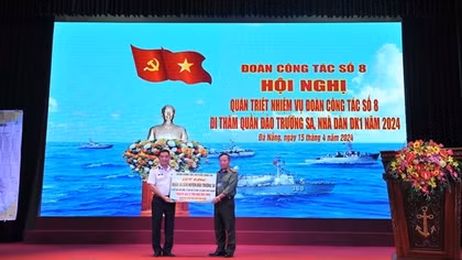 Ấm áp nghĩa tình đoàn Công tác của Bộ Công an đến với Trường Sa