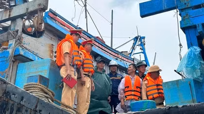Công an Đà Nẵng tất bật giúp dân chống bão Trà Mi