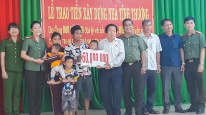 Công an Vĩnh Long trao tiền xây nhà tình thương cho hộ nghèo ở Trà Ôn