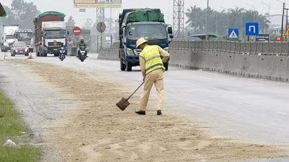 CSGT nhanh chóng xử lý vết dầu loang trên quốc lộ làm nhiều người trượt ngã