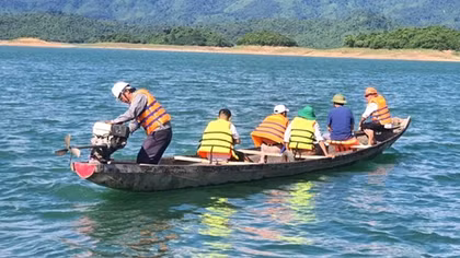 Tìm nguyên nhân cá tự nhiên chết bất thường ở hồ thuỷ lợi lớn nhất Quảng Bình