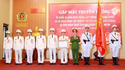 Trung tâm Huấn luyện và sử dụng động vật nghiệp vụ đón nhận Huân chương Chiến công hạng Ba