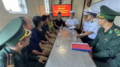 Đưa 5 ngư dân lâm nạn trên vùng biển Trường Sa về đất liền