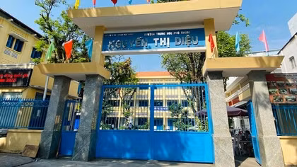Giáo viên chủ nhiệm cho 6 học sinh cầm roi đánh bạn trước lớp