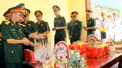 Đường sắt vận chuyển miễn phí hài cốt liệt sĩ và thân nhân đi cùng