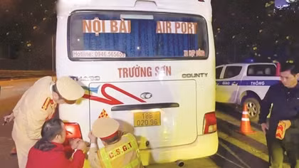 Giúp dân trên những cung đường “nóng”