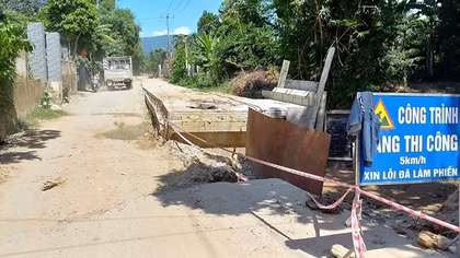 Người dân sống khổ, bất an khi dự án nâng cấp, mở rộng đường thi công ì ạch