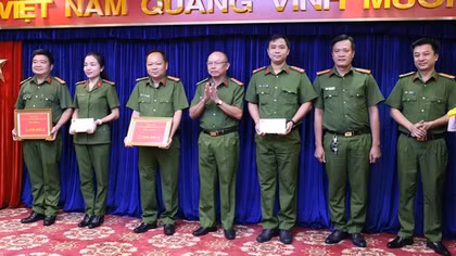 Khen thưởng các đơn vị khám phá nhanh vụ trộm 10,3kg bạc