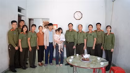 Trao tiền hỗ trợ thân nhân các gia đình cán bộ, chiến sĩ tử nạn bởi cơn bão số 3