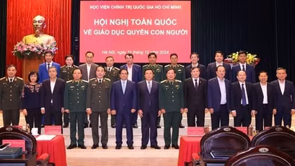 Bảo vệ quyền con người là làm cho mỗi người dân ngày càng ấm no và hạnh phúc