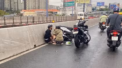 Nhiều sự cố do mưa, dông lốc tại TP Hồ Chí Minh