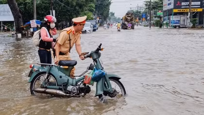 Công an TP Cần Thơ hỗ trợ người dân ứng phó triều cường