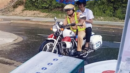 CSGT dùng mô tô đặc chủng đưa thí sinh đến điểm thi đúng giờ