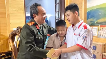 Giám đốc Công an tỉnh Lâm Đồng động viên con liệt sĩ trước năm học mới