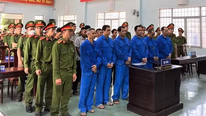 Đập phá tài sản công ty, 21 bị cáo lãnh án tù