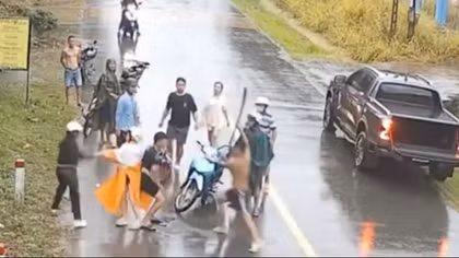 Bắt tạm giam kẻ cầm rựa đuổi đánh 2 phụ nữ gây phẫn nộ cư dân mạng