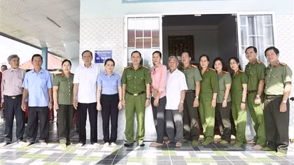 Công an tỉnh Cà Mau bàn giao nhà tình nghĩa cho gia đình chính sách trước thềm xuân mới