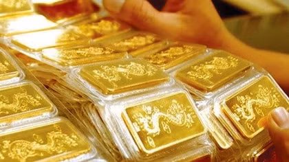 Bốn ngân hàng bán vàng cho dân, giá vàng SJC có về sát giá vàng thế giới?