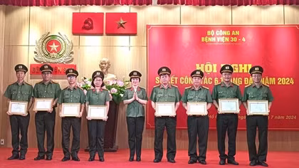 Khen thưởng hơn 150 CBCS xuất sắc trong công tác khám chữa bệnh và hiến máu tình nguyện