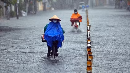 Bão suy yếu thành áp thấp nhiệt đới, miền Bắc vẫn mưa to nhiều nơi