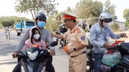 CSGT lan tỏa yêu thương cùng người dân về quê đón Tết
