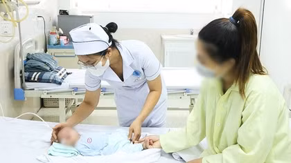 Trên đường về nhà, nữ điều dưỡng kịp cứu sống trẻ sơ sinh đã ngưng thở