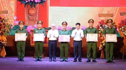 Tặng bằng khen cho lực lượng khám phá vụ bắt cóc đòi 4,5 tỷ đồng tiền chuộc